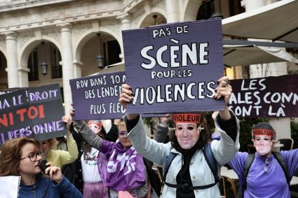 Manifestation des militantes #NousToutes devant le Théâtre Edouard VII contre Patrick Bruel