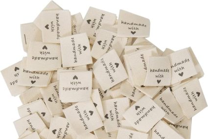 Étiquettes en Tissu,100 PCS Handmade Etiquette Fabriqué à la Main avec Amour Étiquettes Textiles à Coudre Étiquettes de Vêtements de Faites à la Main pour Bricolage Artisanat Décorations 2 x 4CM