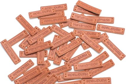 100PCS Étiquettes en cuir faites à la main Étiquettes rectangulaires en PU Étiquettes de vêtements en relief faites à la pour tricoter Accessoires de couture Étiquettes(Marron)