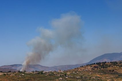 Israël frappe le sud du Liban, faisant cinq morts selon les autorités libanaises.