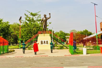 Ouagadougou : Les Burkinabè participent à l&rsquo;hommage mensuel à Thomas Sankara
