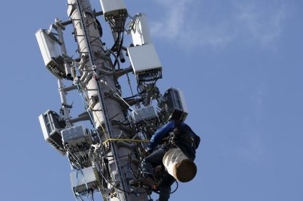Swisscom omet de demander un permis pour ses antennes 5G en Suisse, suscitant des interrogations.