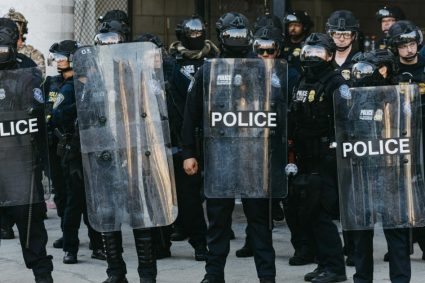 Un ex-soldat américain tué par le FBI après avoir pris 10 otages avec des explosifs.