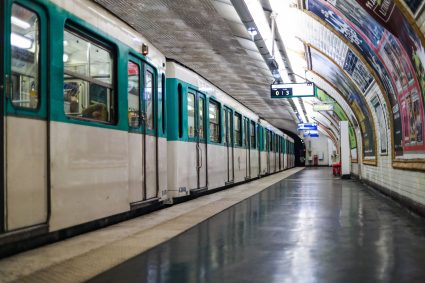 Femme poussée dans un escalier de métro à Paris : incident sans explication, inquiétude croissante.
